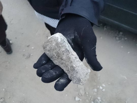 Ostre kamienie odbijają się spod kół! Urząd Gminy poprawi stan drogi 