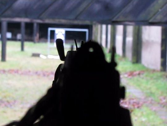 Ostre strzelanie z pistoletu maszynowego P-98