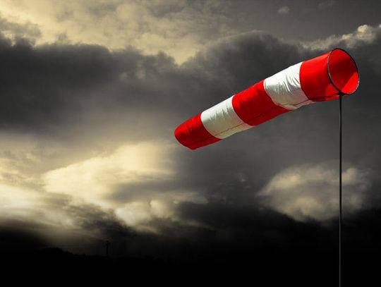 Ostrzeżenie o silnym wietrze w porywach do 80 km/h