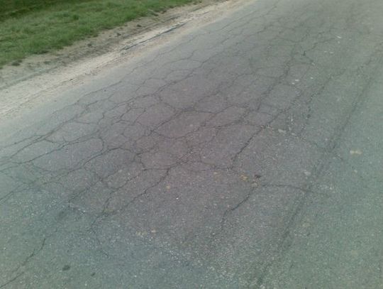 Pajęczyna pęknięć drogi Swarożyn - Goszyn: mieszkańcy domagają się naprawy