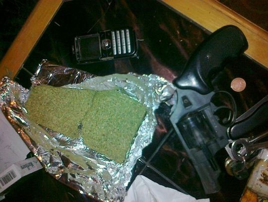 Palił sobie trawkę, a w komodzie trzymał pistolet