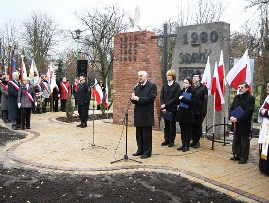 Pamięci tych, którzy pragnęli wolności. W parku Kopernika odsłonięto pomnik "Solidarności" 