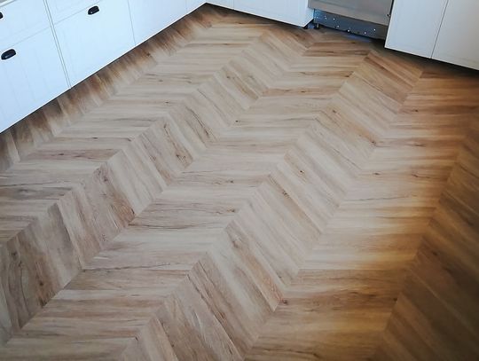 Panele winylowe – dlaczego warto je wybrać i komu są polecane?