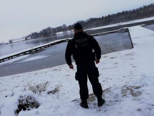 Panują mrozy, ale tafle lodu na rzekach i jeziorach mogą być cienkie. NIE RYZYKUJ!