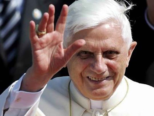 Papież Benedykt XVI po operacji prawej ręki. Poślizg w łazience