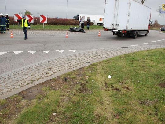 Parka sunąca na motocyklu - kierująca w szpitalu 