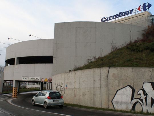 Parkingi przy centrach handlowych pod lupą reportera