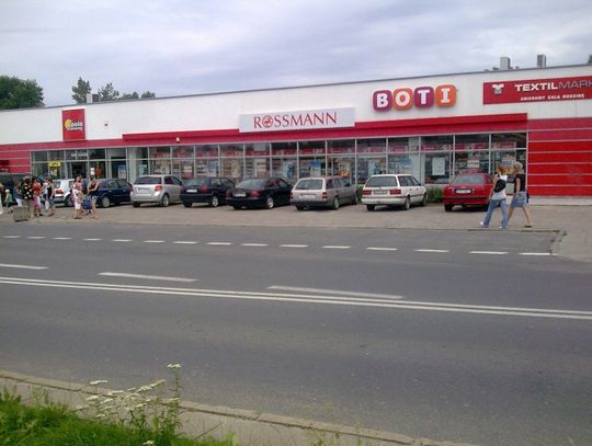 Parkują niemal na przystanku!  Czy musi dojść do wypadku...