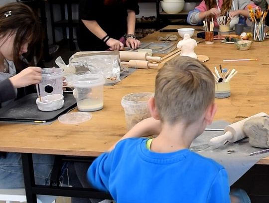 Pasja tworzenia i relaks. Uczy dzieci i młodzież na warsztatach tworzenia ceramicznego rękodzieła