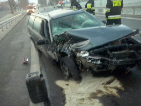 Passat uderzył w barierki na "jedynce" w Subkowach