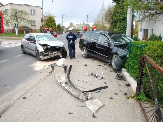Passat wbił się w ogrodzenie przy przedszkolu