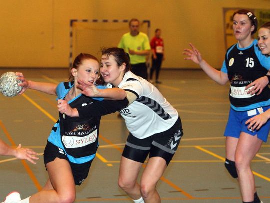 PCM lepszy na szczycie - superliga dla samborzanek dalej