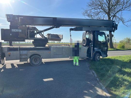 Pędził dźwigiem po alkoholu. Przekroczył prędkość o 23 km/h