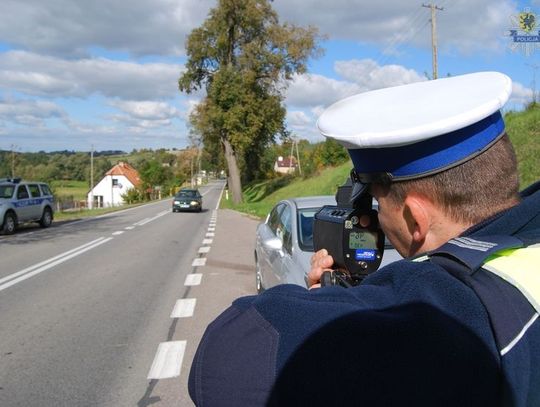 Pędził jak szalony 140 km/h, aby... wysuszyć auto