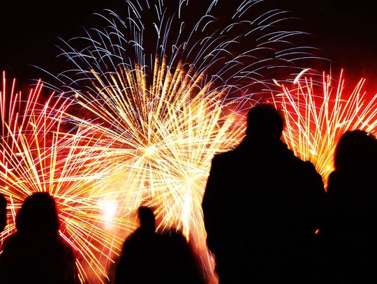 Petardy, rakiety, baterie, rzymskie ognie – zachowaj ostrożność!