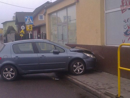 Peugeot wjechał w sklep na os. Staszica
