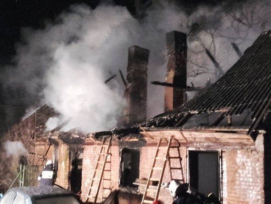 Pięć zastępów straży pożarnej, pięć godzin akcji gaśniczej. Pożar pustostanu przy drodze wojewódzkiej