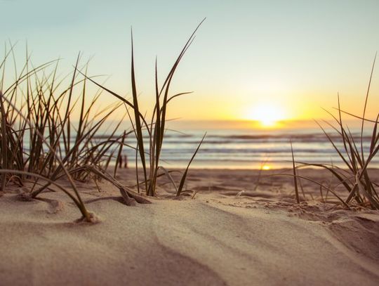 Piękno nadmorskiego wypoczynku: Odkryj urok morza i plaży