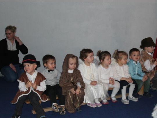 Piękny czas wigilijnych spotkań - rodzinna i ciepła atmosfera w przedszkolu 