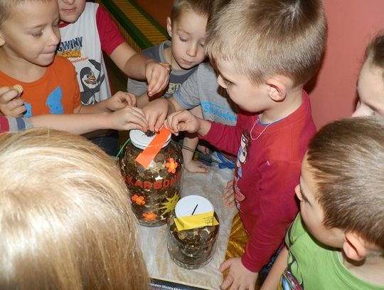 Piękny gest gniewskich maluchów. Zebrały górę monet!