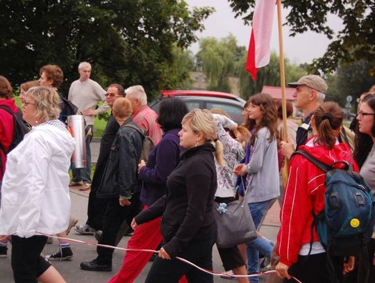Pielgrzymi w drodze na Jasną Górę - "idzie się bardzo dobrze"