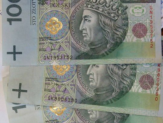 Pieniądze z bankomatu bez karty - wzięła, bo leżały