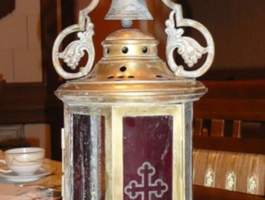 Pierwsze decyzje księdza: powrót do tradycji