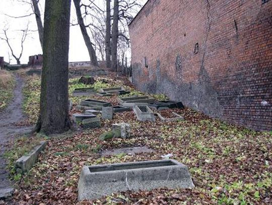 Piją i imprezują na cmentarzu. Zapomniane i zdewastowane groby. Czy tak powinna wyglądać pamięć?