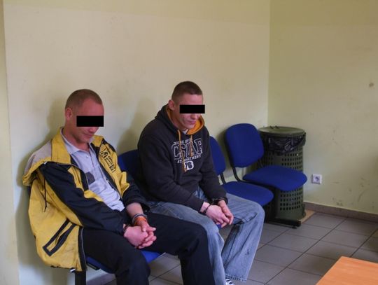 Pijana matka, z niemowlakiem w wózku na ulicy