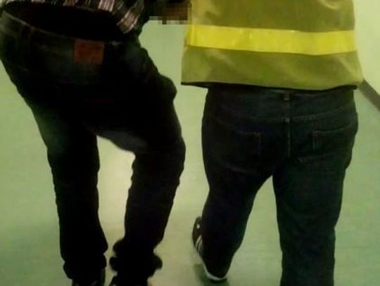 Pijany 26-latek wiózł matkę kradzionym samochodem