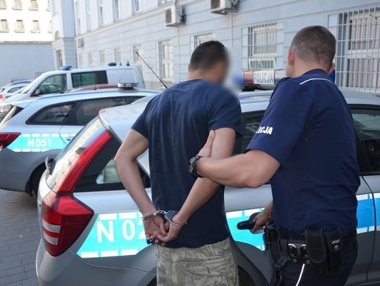 Pijany 29-latek wskoczył na jadący samochód