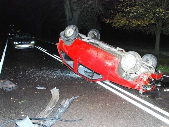 Pijany kierowca corsy dachował - jest ciężko ranny