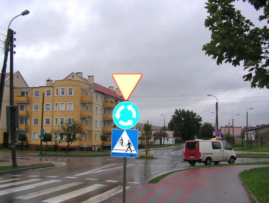 Pijany kierowca na rondzie - są ranni