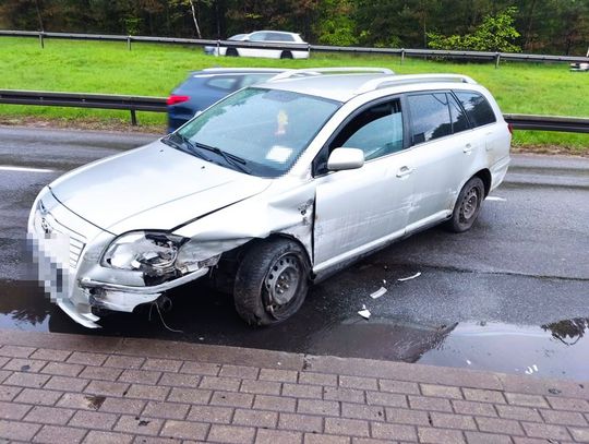 Pijany kierowca uderzył w barierki i zatamował jeden pas ruchu