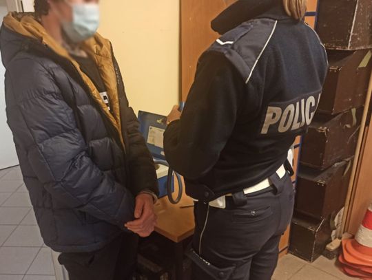 Pijany sprawca kolizji ukrył się w piwnicy, urodziny spędził w komisariacie