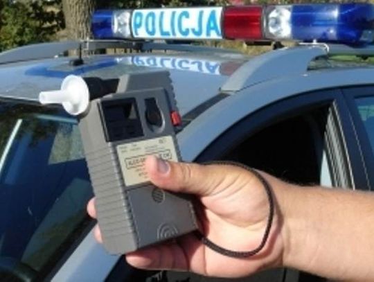 Pijany, z komórką przy uchu, bez pasów, dowodu i OC – kierował dostawczym autem