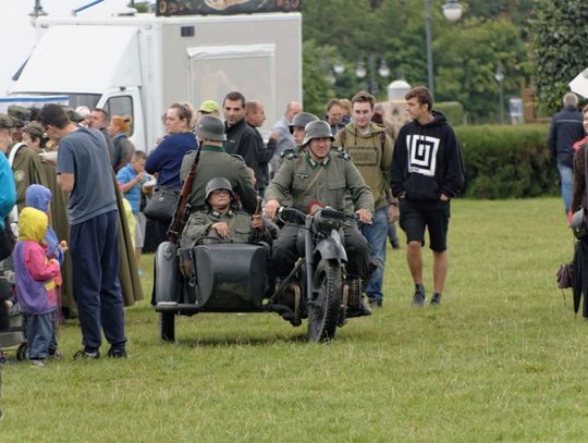 Piknik militarny na bulwarze. Sprzęt zrobił na młodzieży duże wrażenie