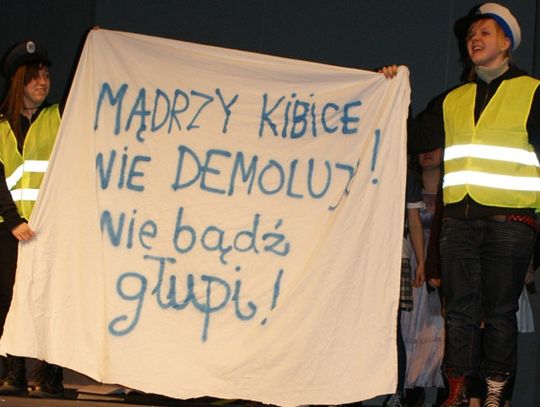 Piłka dla kibiców, a nie w grze polityków. Protest kibiców - przeciw "pokazowej wojnie rządu"