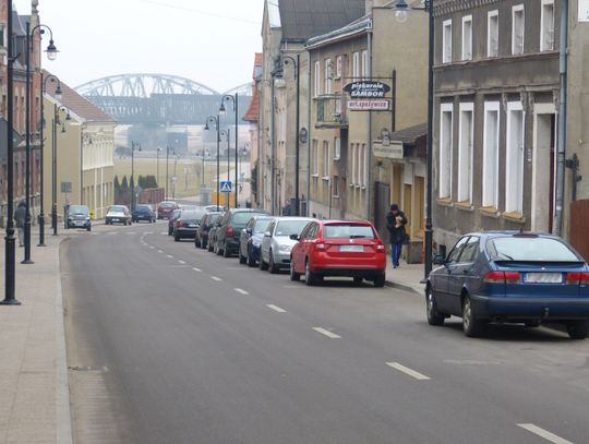 PILNE. 2-latka sama spacerowała po Starym Mieście! Rodzice spali