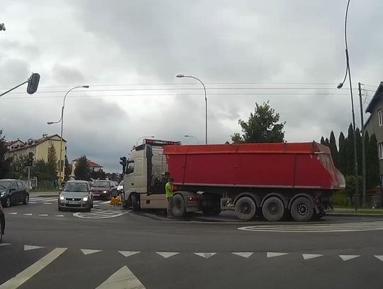 PILNE. Ciężarówka zablokowała skrzyżowanie. Uderzyła w znak