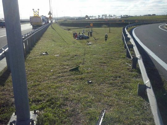 PILNE. Dachowanie osobówki na A1. Trzy osoby poszkodowane