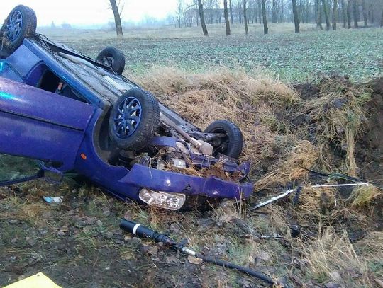 PILNE. Dachowanie volkswagena. Osoba uwięziona w pojeździe