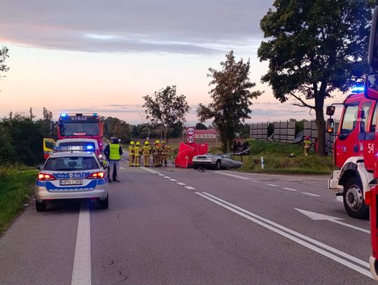 PILNE: Dwie osoby zginęły w tragicznym wypadku. Jedno z aut zostało rozerwane