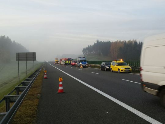 PILNE. Fiat najechał na tył ciężarówki. Kierowca poszkodowany