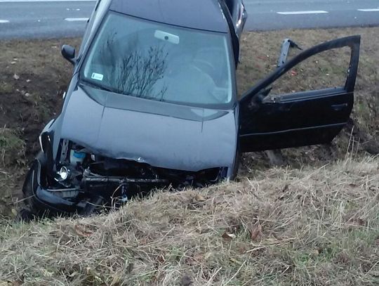 PILNE. Golf w zakończył jazdę w rowie. Jedna osoba ranna