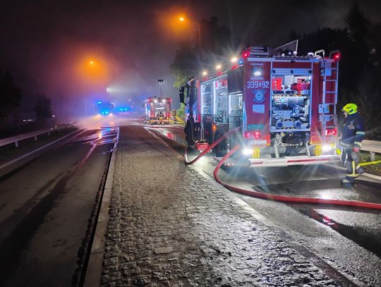 PILNE: Ogromny pożar hal produkcyjno-magazynowych w Rusocinie. Na miejscu pracuje 80 strażaków, DK 91 zablokowana