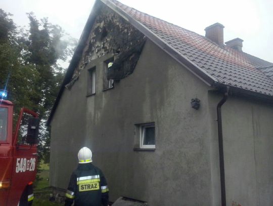 PILNE. Pożar dachu budynku jednorodzinnego w Bielawkach!