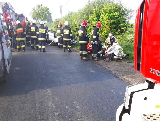 PILNE. Trzy osoby ranne! Dachowało auto osobowe