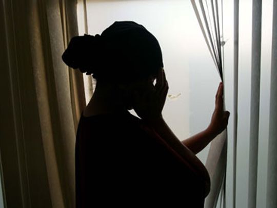 PILNE. Uderzył konkubinę w głowę szklaną butelką. Dla niej szpital, dla niego areszt