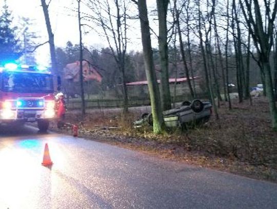 PILNE. Volkswagen passat dachował i wpadł do rowu